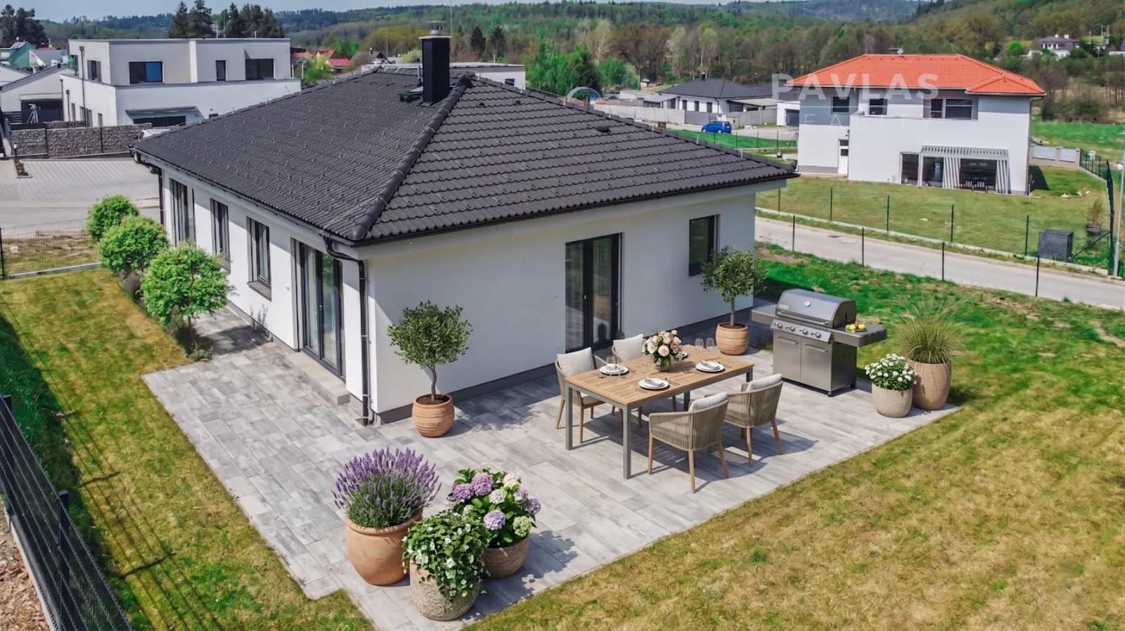 Moderní dům v Hluboké nad Vltavou: Technologie, úsporný provoz a absolutní klid slepé ulice.
