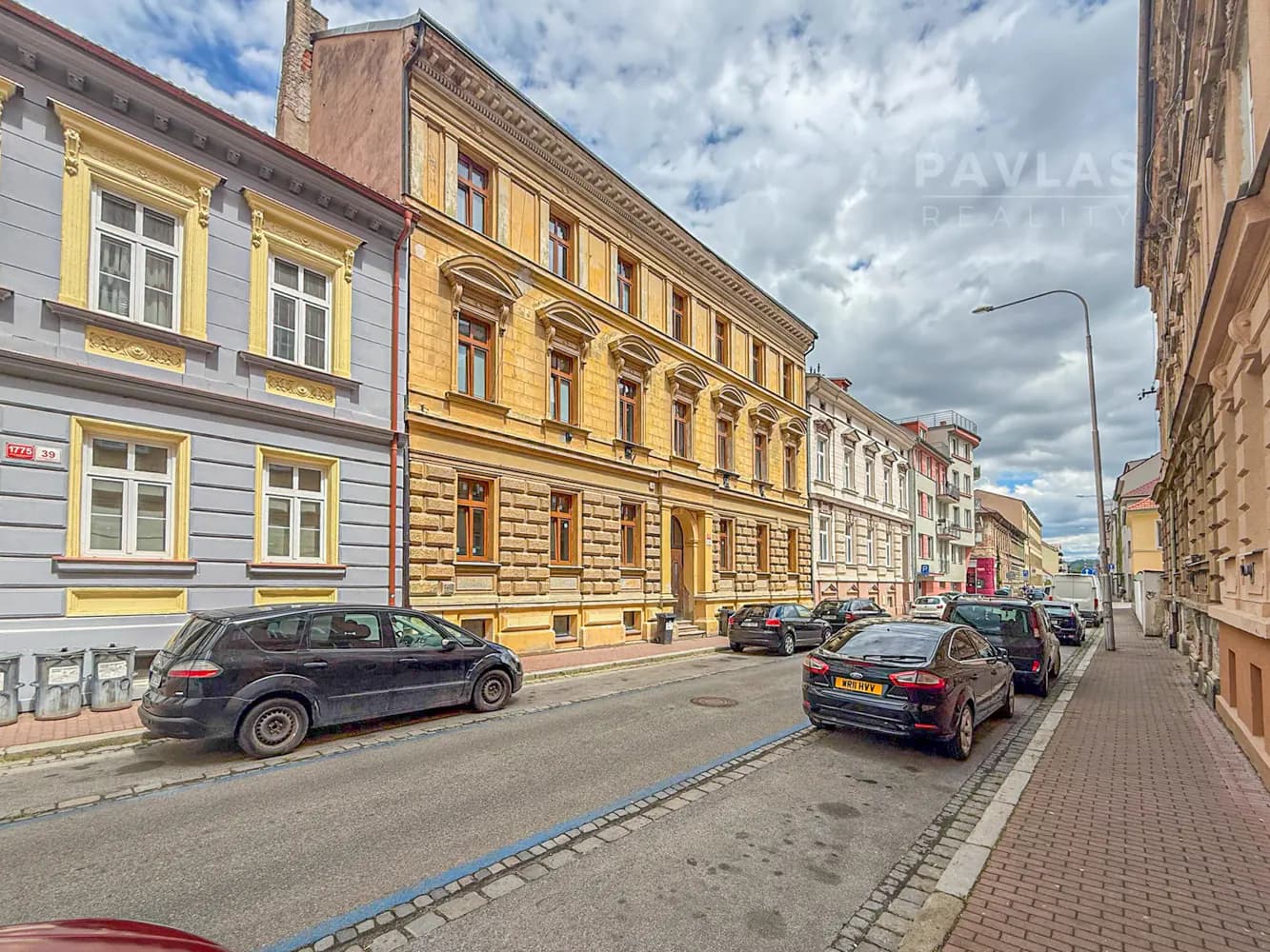 Prostorný byt 2+1 v Riegrově ulici s vysokými stropy a zahradou s potenciálem parkování.