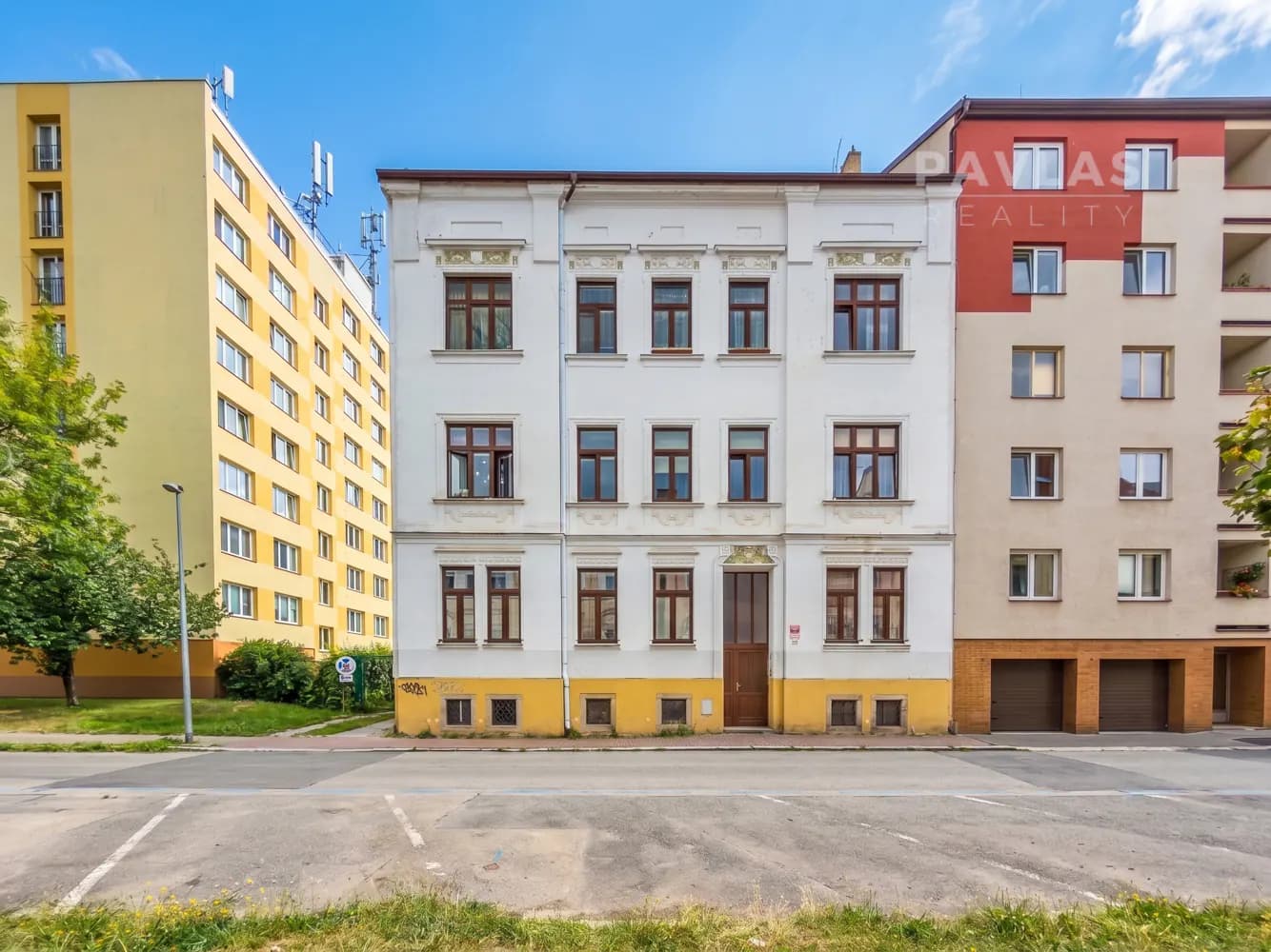 Atypický mezonetový byt 3+KK s krbem, parkováním a užíváním zahrady – České Budějovice, Puklicova ulice