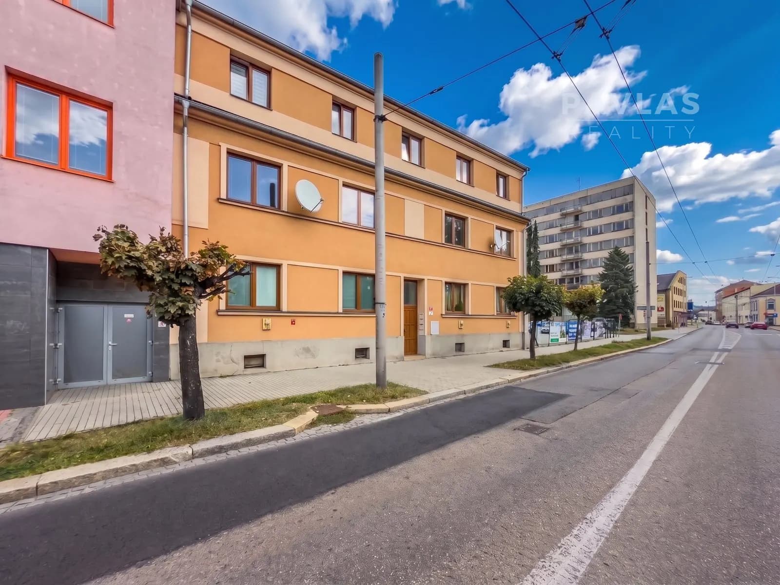 Prodej prostorného bytu 3+1 s balkonem, zahradou a velkým sklepem v centru Č. Budějovic
