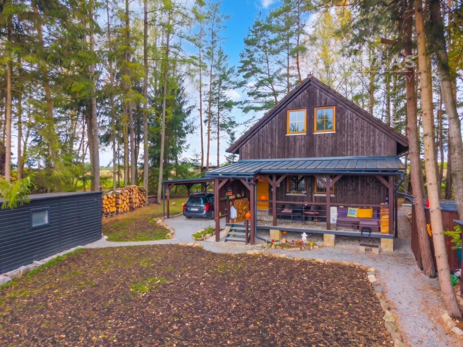 Celoročně obyvatelná stylová dřevostavba 91 m² přímo na břehu Spolského rybníka