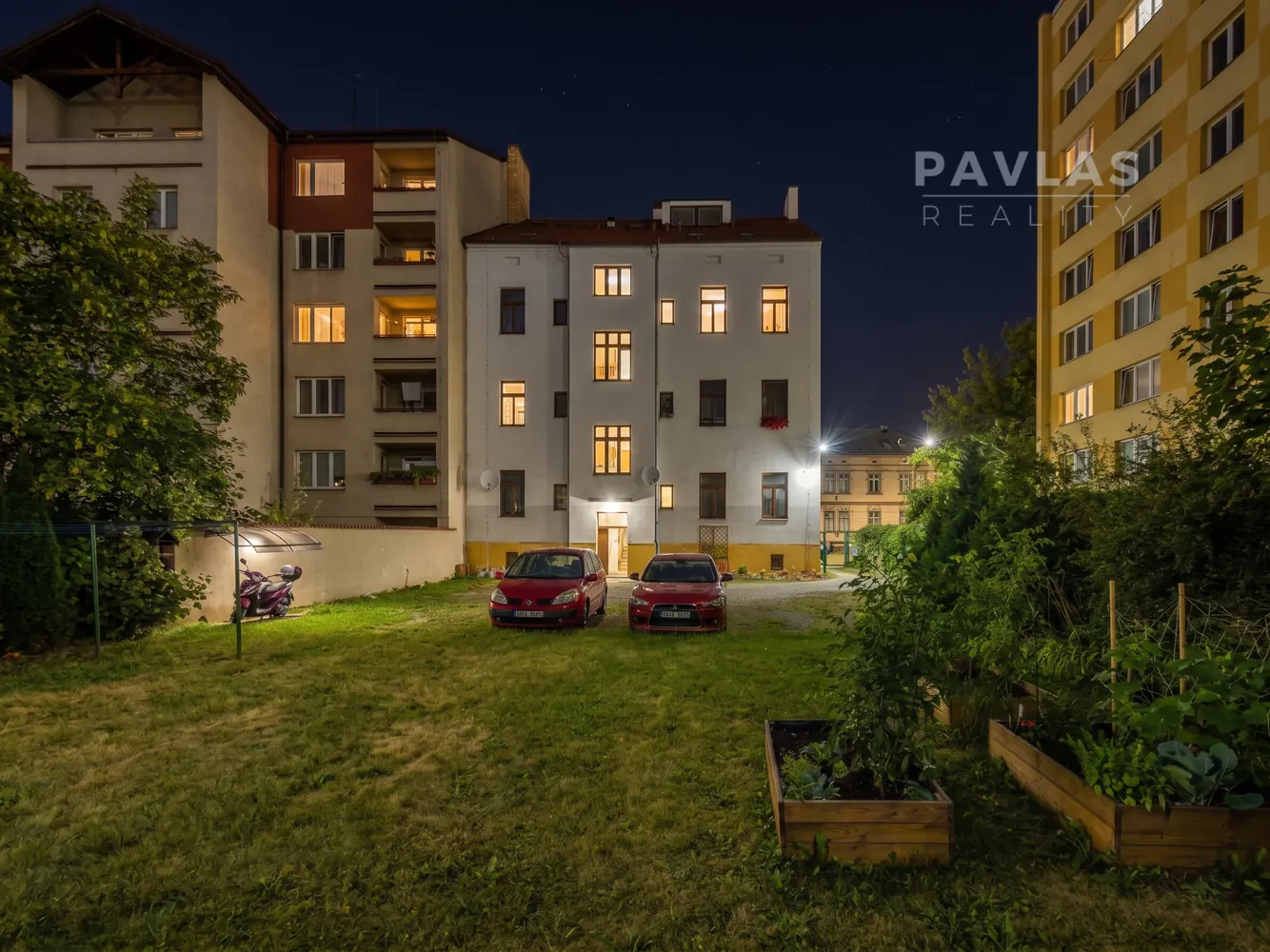 Atypický mezonetový byt 3+KK s krbem, parkováním a užíváním zahrady – České Budějovice, Puklicova ulice