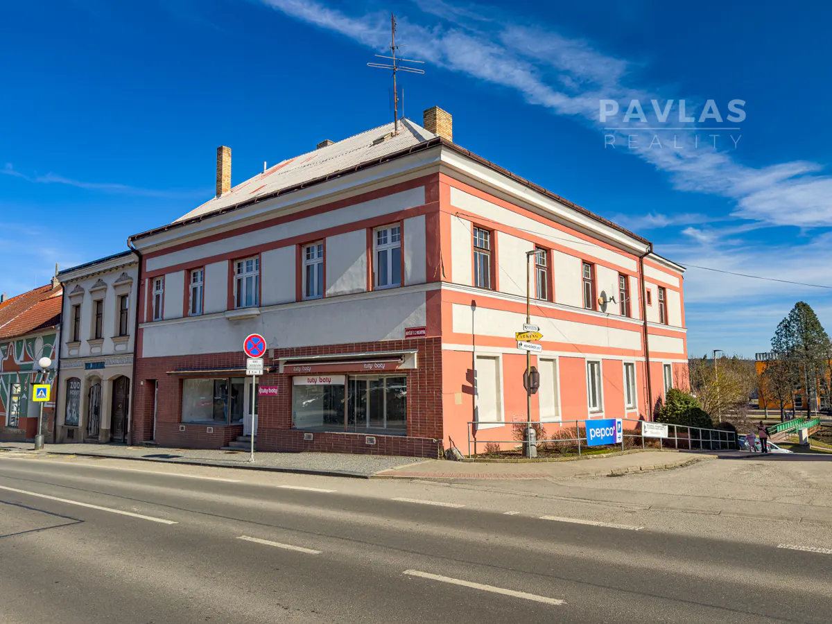 Činžovní dům na náměstí ve Veselí nad Lužnicí, který čeká na váš příběh