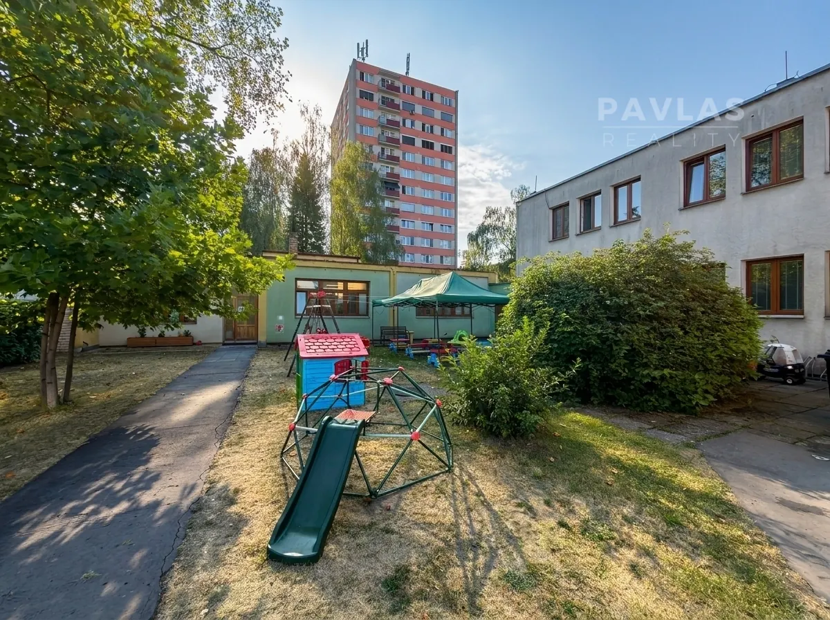 Pronájem samostatného objektu 1000 m2 se zahradou a parkováním pro školu nebo školku, České Budějovice